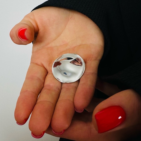 New Stylish Brooch Pin Metal Round Charm Unisex Silver - Picture 6 of 6